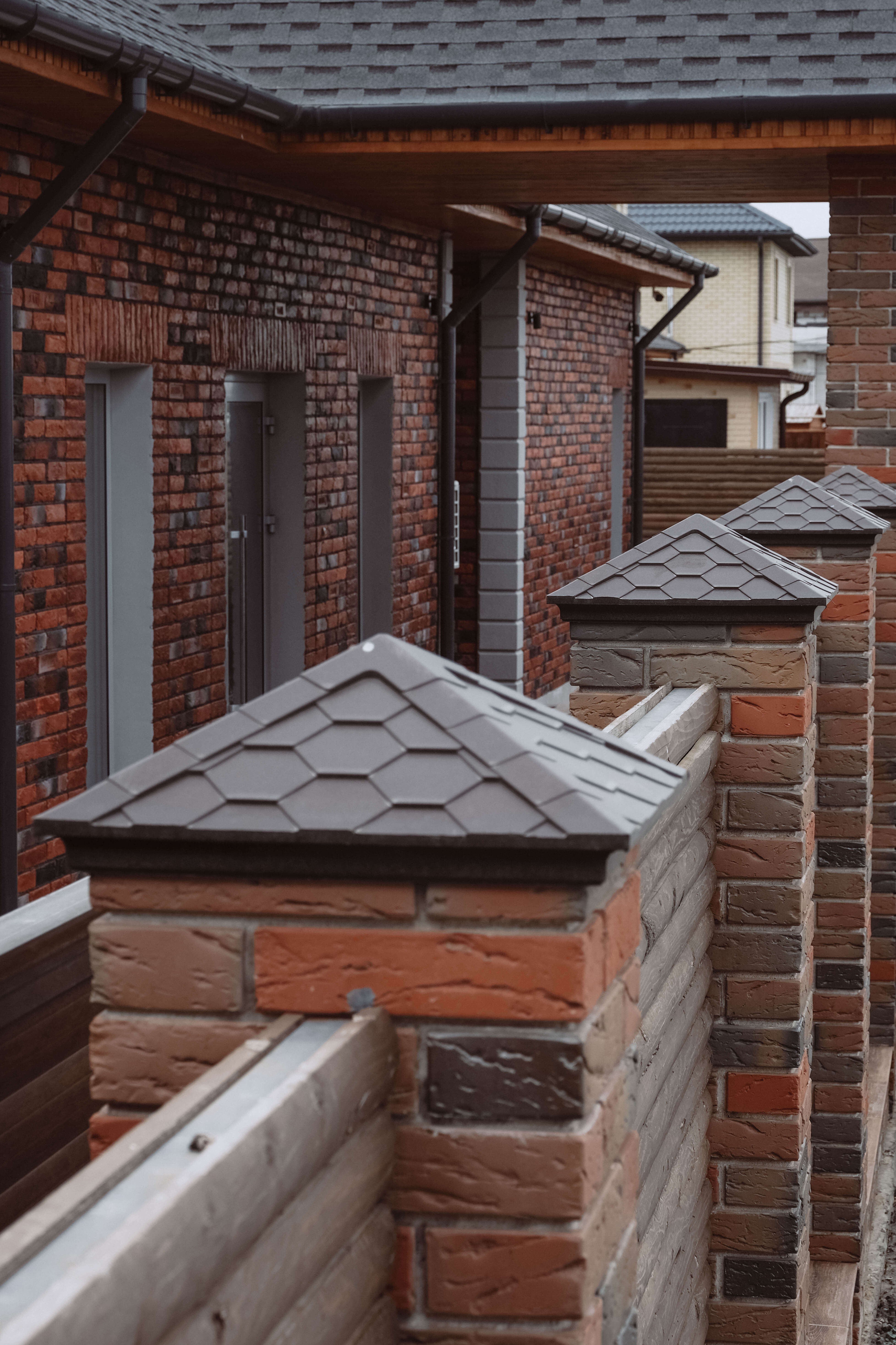 Колпак Zking Эверест Коричневый на столб 1.5х1.5 кирпича (390х390мм) в Ярославле фото